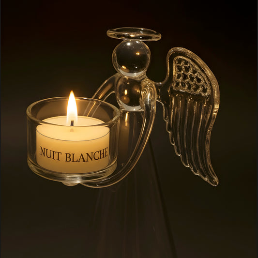 Bougeoir Ange des Cieux contenant une bougie chauffe-plat allumé dans la nuit, ambiance douce, lumineuse et apaisante.