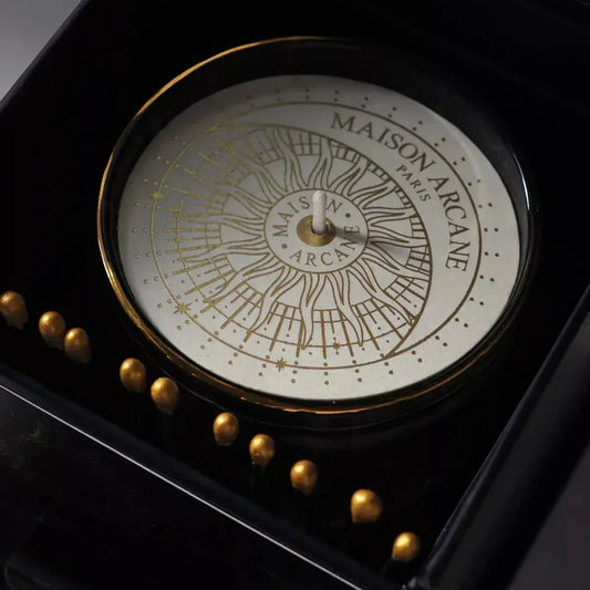 Maison Arcane : bougies écrites en symboles