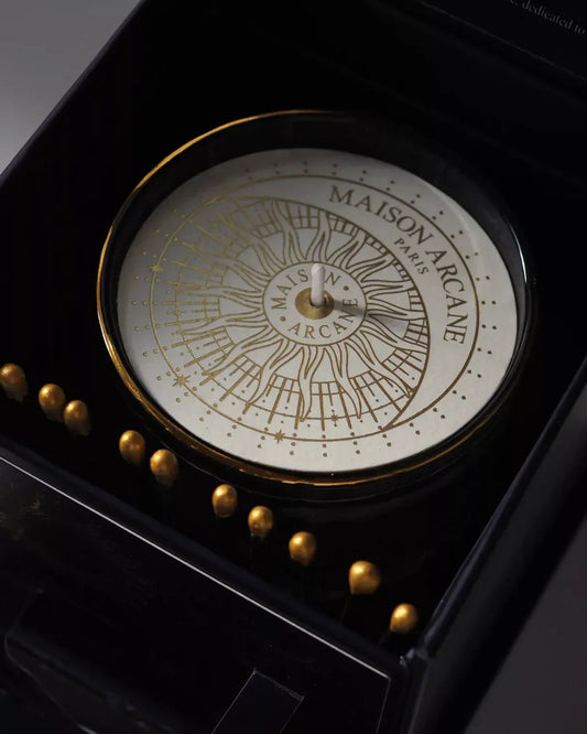 Maison Arcane : bougies écrites en symboles