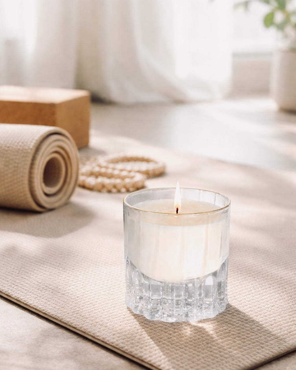 bougie parfumée sur tapis de yoga prête pour une séance de méditation
