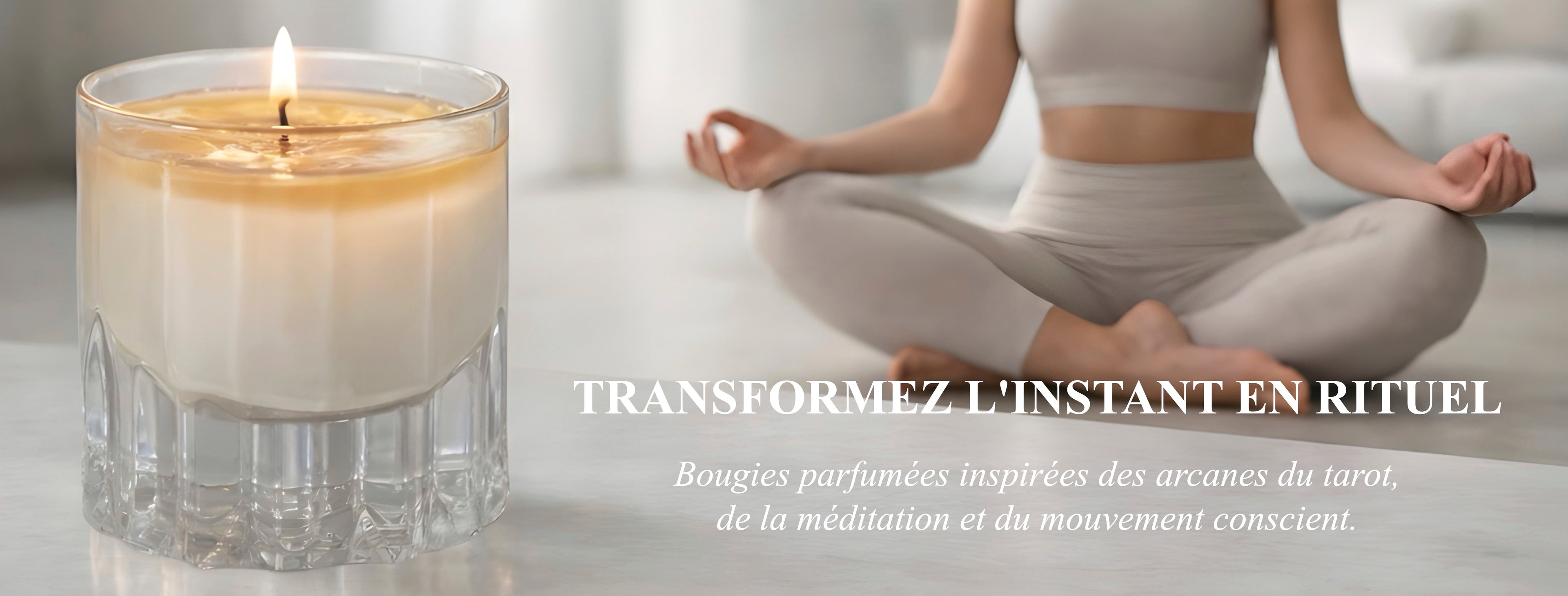 personne qui fait du yoga avec une bougie parfumée Signature Maison Arcane