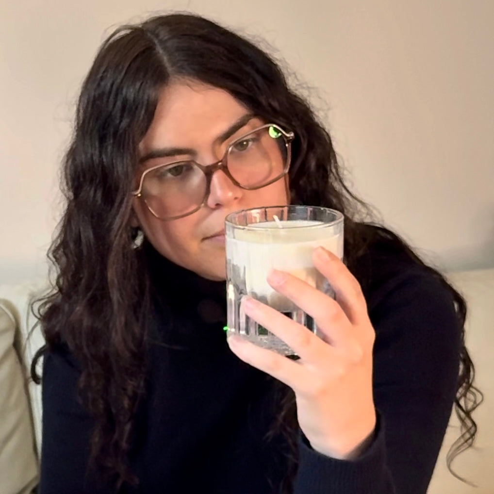 personne qui découvre les bougies et regarde attentivement le verre en cristal le pot de bougie de Maison Arcane