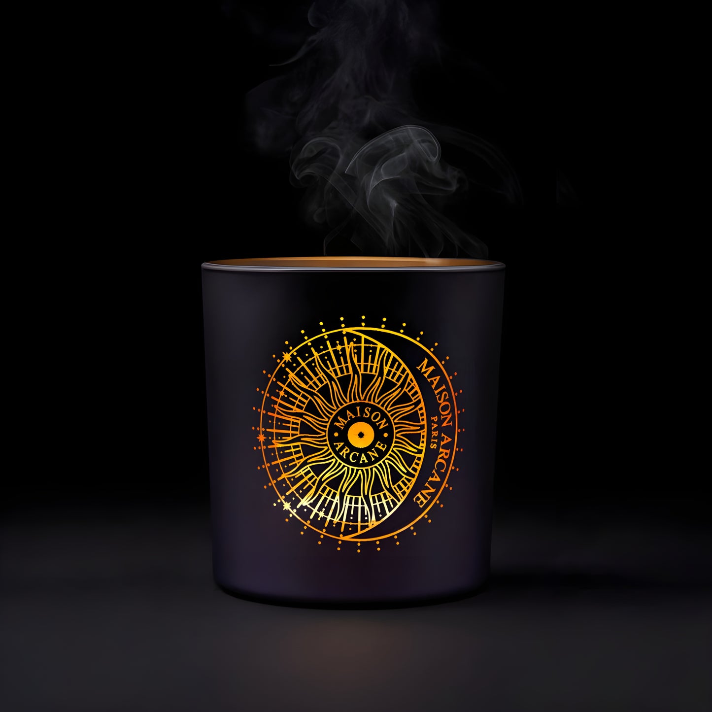 Bougeoir Saphir Nocturne avec bougie allumée à l'intérieur, lumière douce et jeu d’ombre.