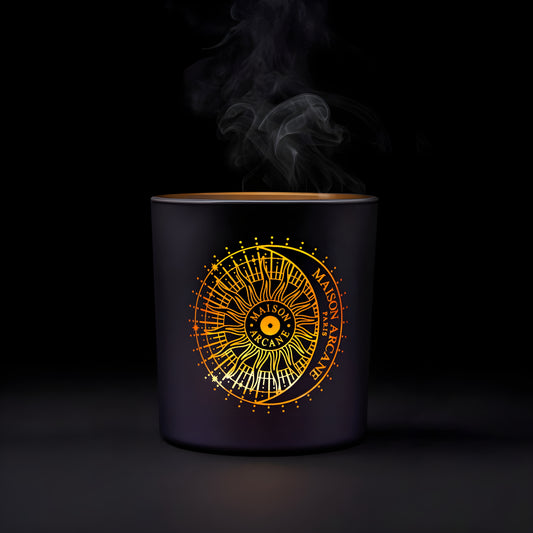 Bougeoir Saphir Nocturne avec bougie allumée à l'intérieur, lumière douce et jeu d’ombre.