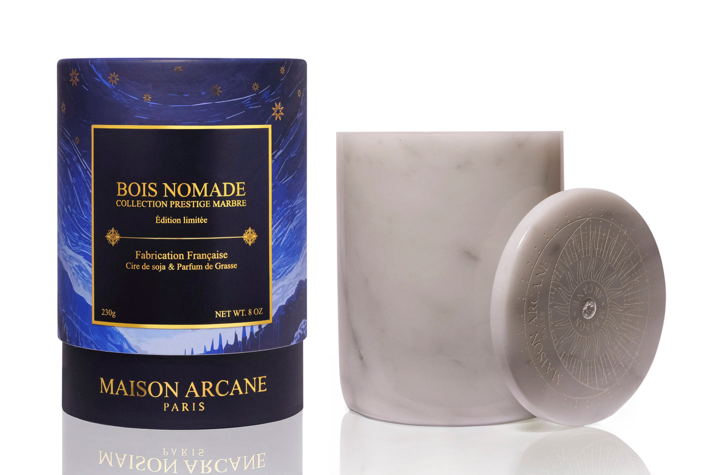 Bougie parfumée Bois Nomade en marbre blanc avec packaging.