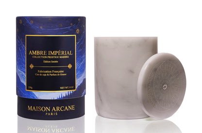 Bougie en marbre blanc Ambre Impérial avec emballage élégant.