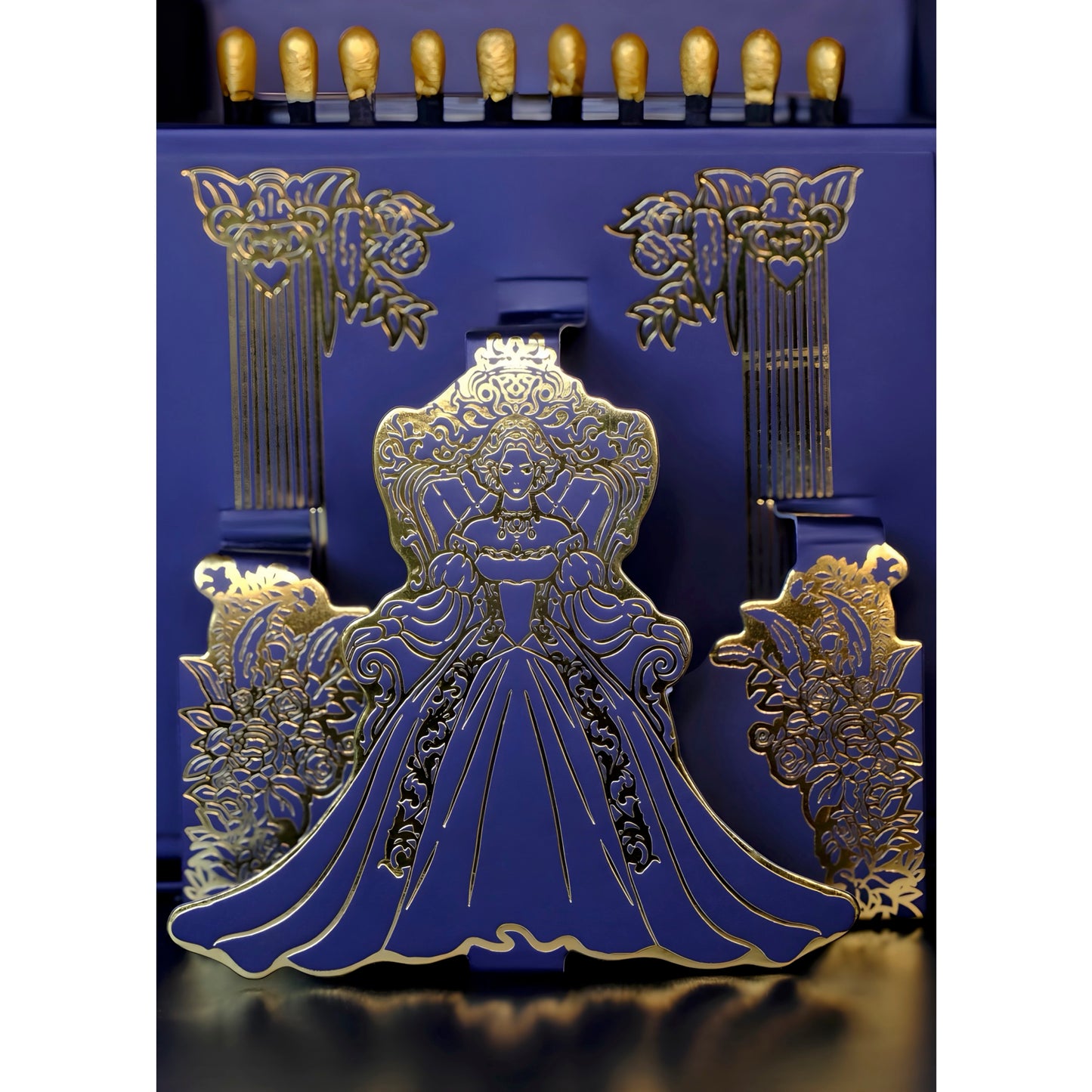 Design 3D pop-up visible à l’ouverture du packaging de la bougie parfumée Signature Ambre Impérial de Maison Arcane, expérience premium.