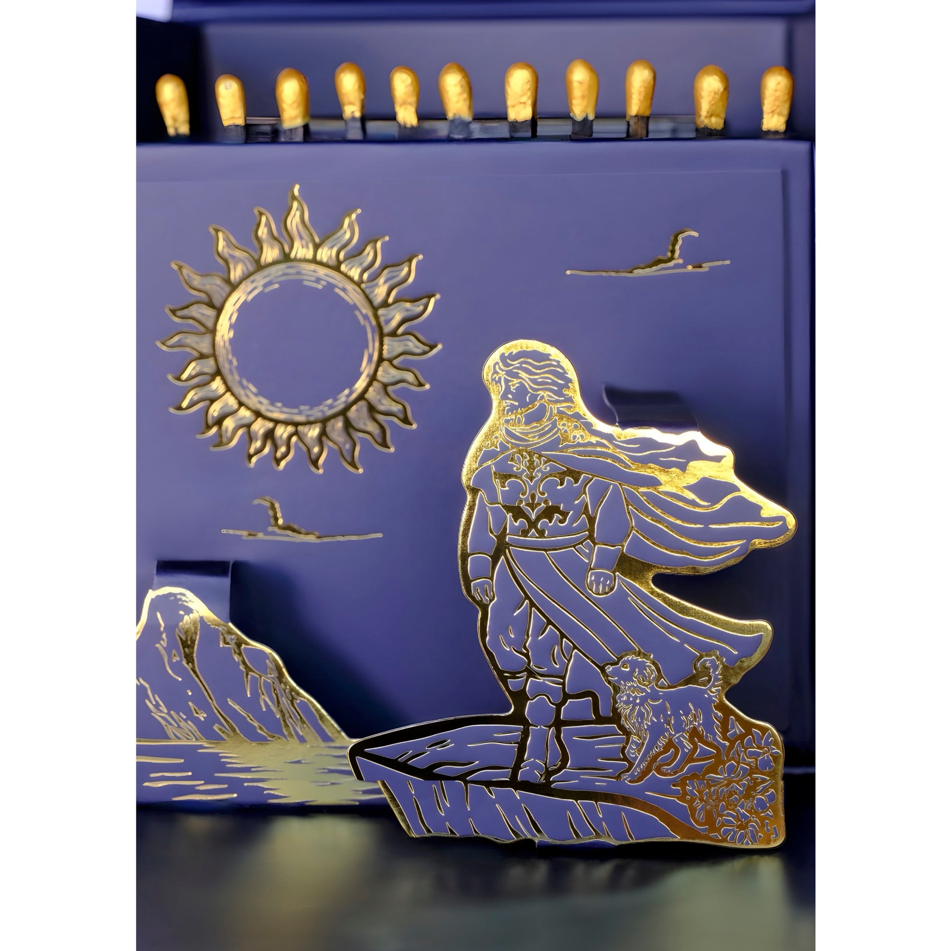 Détail du packaging de la bougie Maison Arcane Signature Bois Nomade, design pop-up 3D visible à l’ouverture de la boîte.