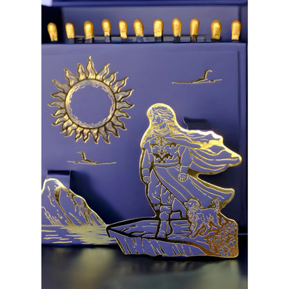 Détail du packaging de la bougie Maison Arcane Signature Bois Nomade, design pop-up 3D visible à l’ouverture de la boîte.