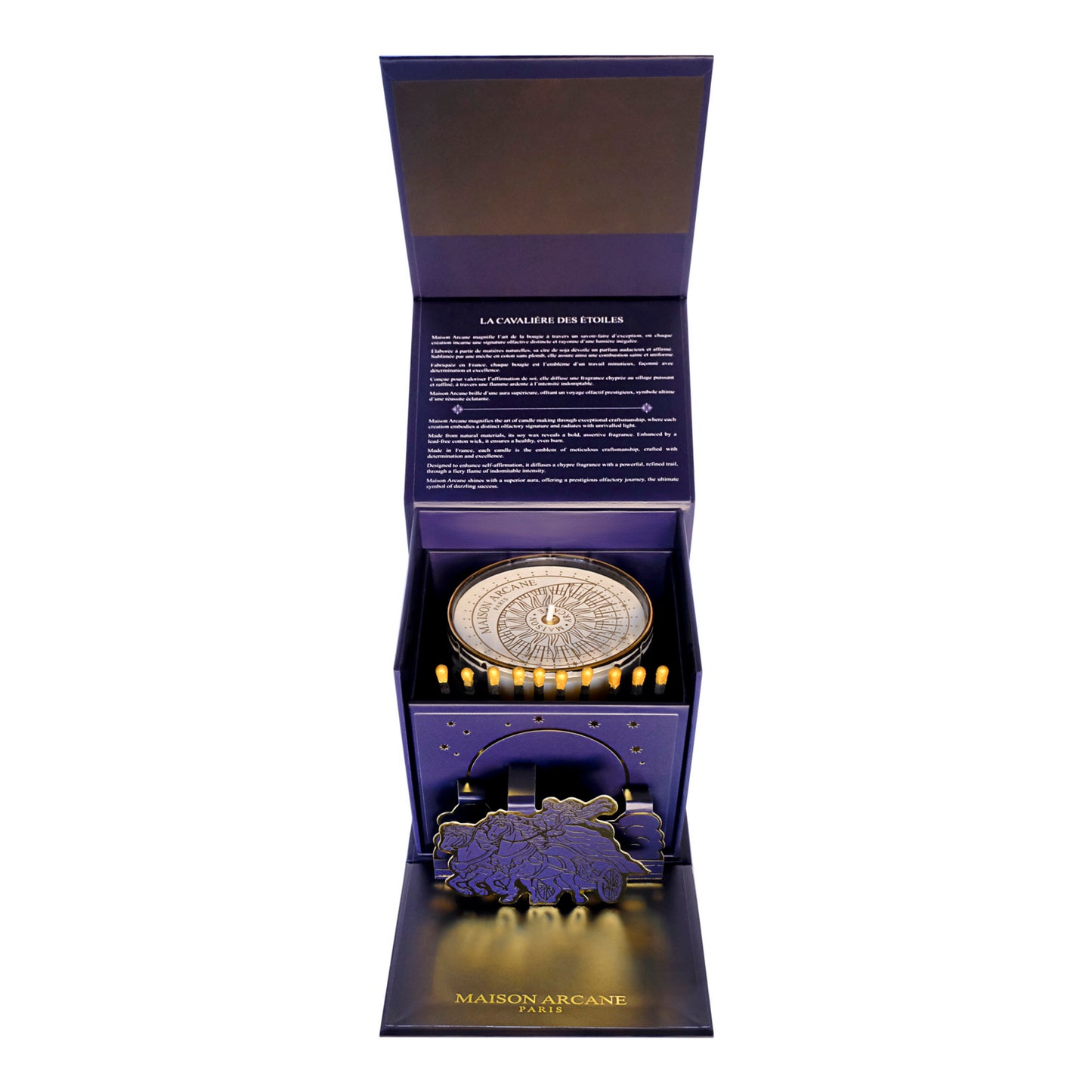 Vue de l’écrin ouvert de la bougie parfumée Signature Vert Ascendant de Maison Arcane, verre en cristal visible.