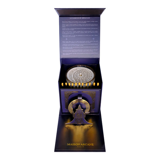 Packaging ouvert de la bougie parfumée Signature Zeste Divin de Maison Arcane, écrin luxueux laissant apparaître le verre en cristal.