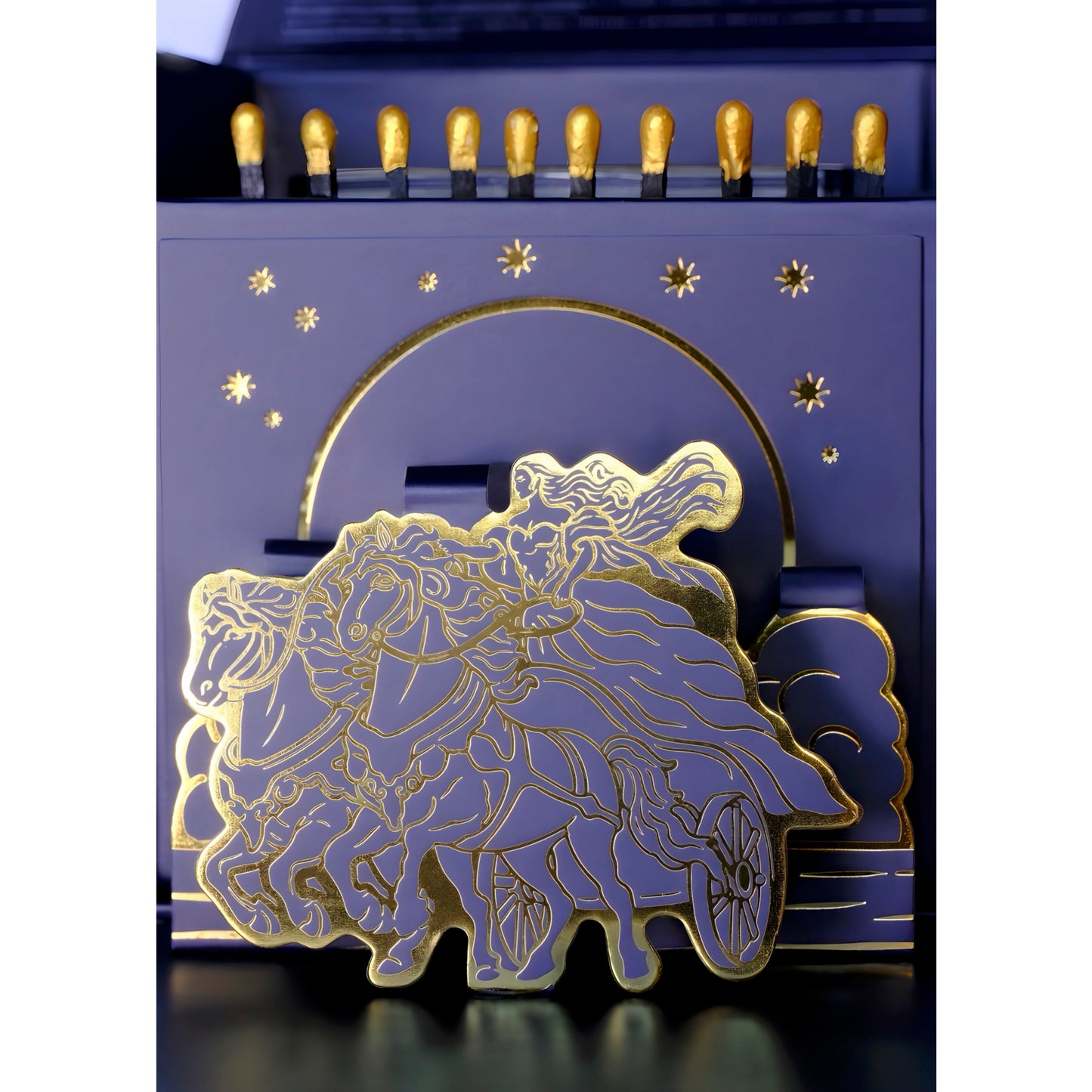 Ouverture de la boîte de la bougie Signature Vert Ascendant de Maison Arcane montrant un design 3D pop-up premium.