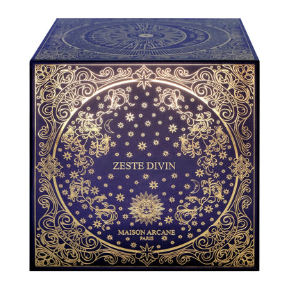 Emballage premium de la bougie Signature Zeste Divin Maison Arcane, boîte bleu marine avec finitions dorées et branding visible.