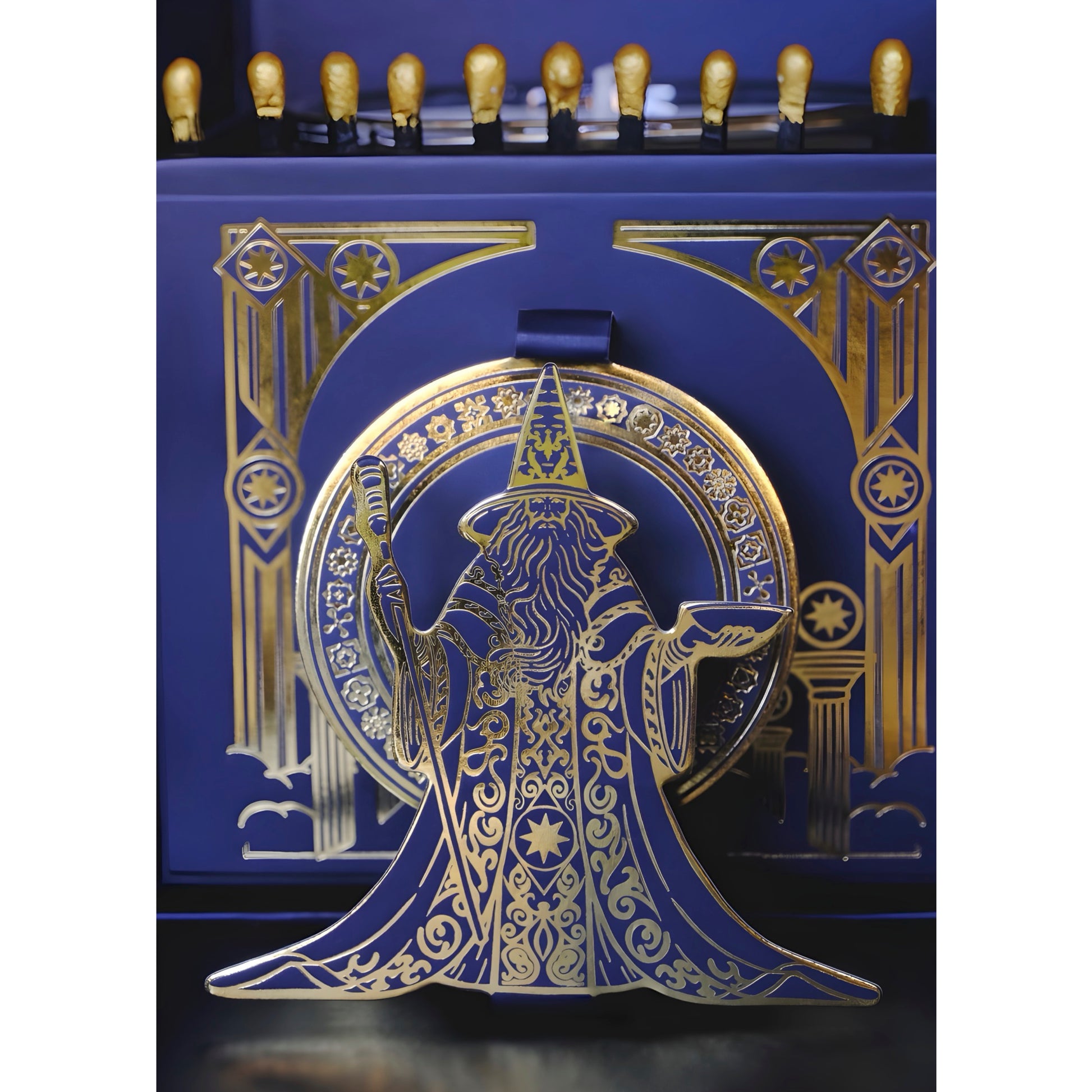 Vue extérieure du packaging de la bougie Maison Arcane Signature Zeste Divin avec design pop-up 3D apparent à l’ouverture.