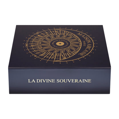 Coffret d’allumettes dorées La Divine Souveraine, boîte fermée bleu marine finition dorée luxe.