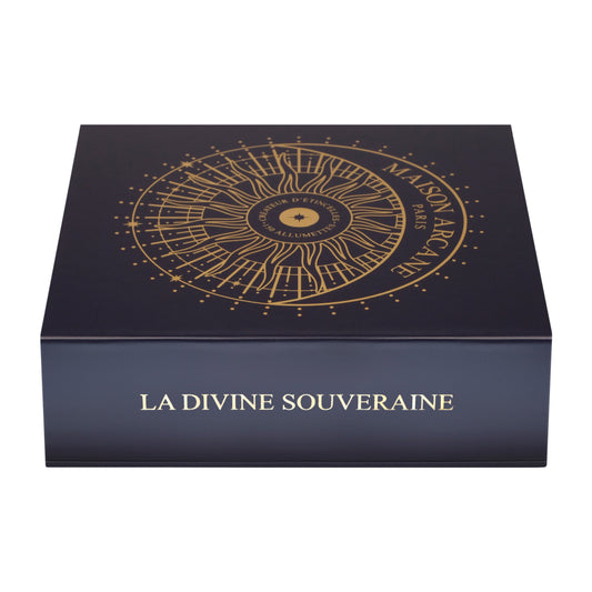 Coffret d’allumettes dorées La Divine Souveraine, boîte fermée bleu marine finition dorée luxe.