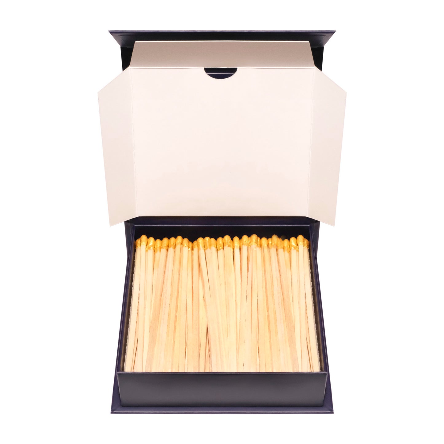 Vue intérieure d’un coffret d’allumettes ouvert montrant des allumettes à têtes dorées en bois de peuplier naturel.