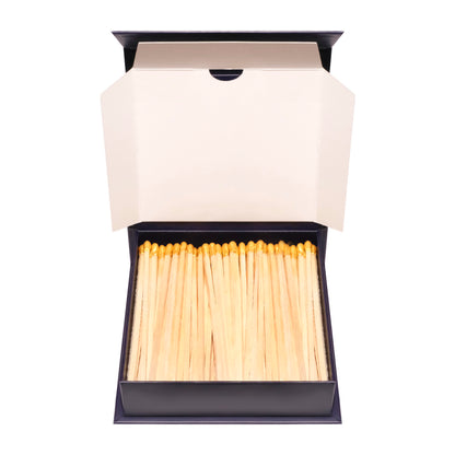 Vue intérieure d’un coffret d’allumettes ouvert montrant des allumettes à têtes dorées en bois de peuplier naturel.
