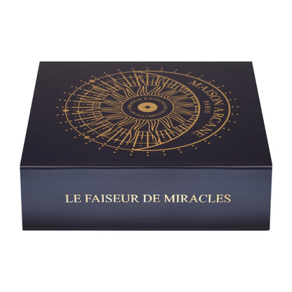 Coffret d’allumettes dorées Le Faiseur de Miracles, boîte design bleu marine ornée de dorure.