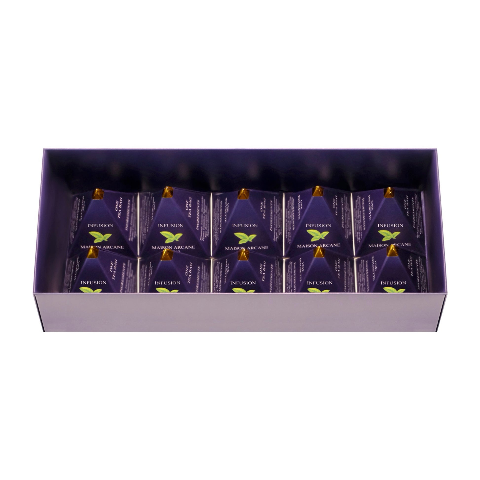Coffret de thé ouvert Maison Arcane montrant les infusions parfumées dans leur packaging pyramidal à l’intérieur.