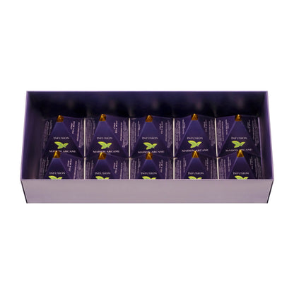 Coffret de thé ouvert Maison Arcane montrant les infusions parfumées dans leur packaging pyramidal à l’intérieur.