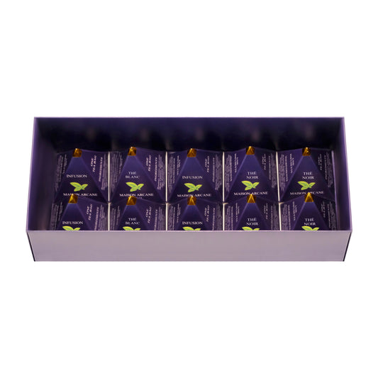 Coffret de thé et d'infusions parfumés ouvert, présentation intérieure du coffret Maison Arcane avec dix infusions parfumées en packaging pyramidal.