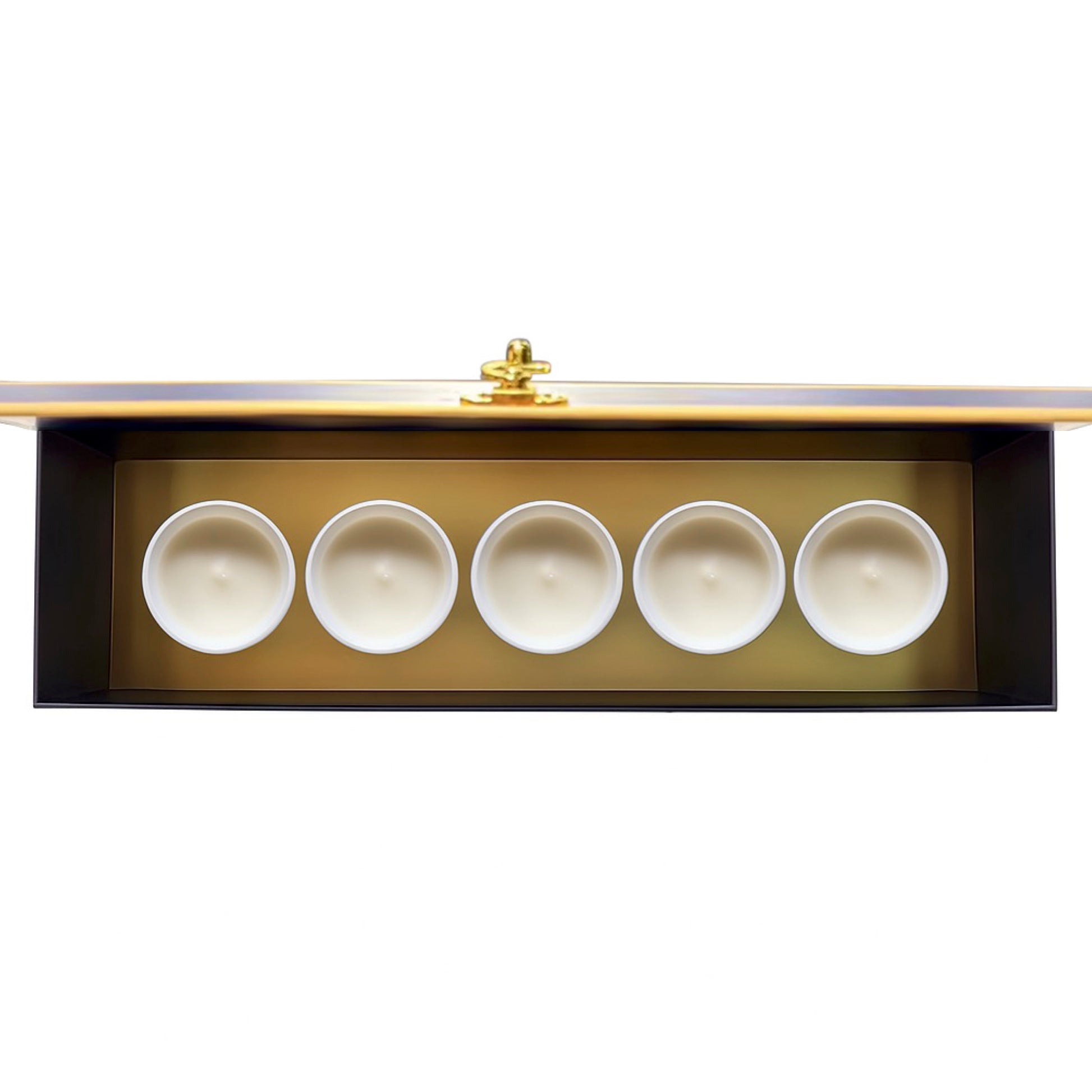 Vue du Coffret Signature Maison Arcane ouvert présentant les cinq bougies parfumées miniatures.