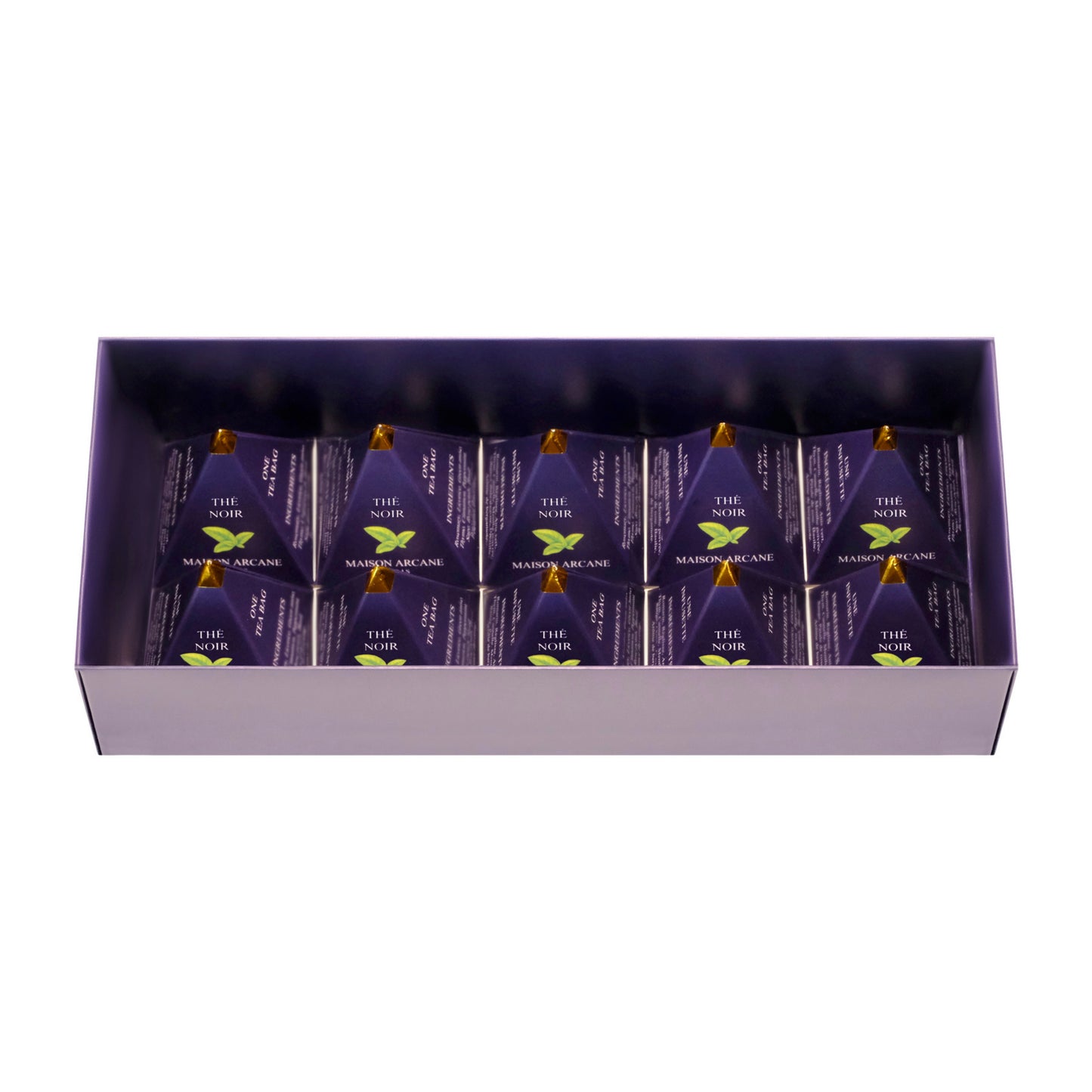 Vue intérieure d’un coffret de thé noir ouvert Maison Arcane avec infusions parfumées dans leur packaging pyramidal à la pointe dorée.