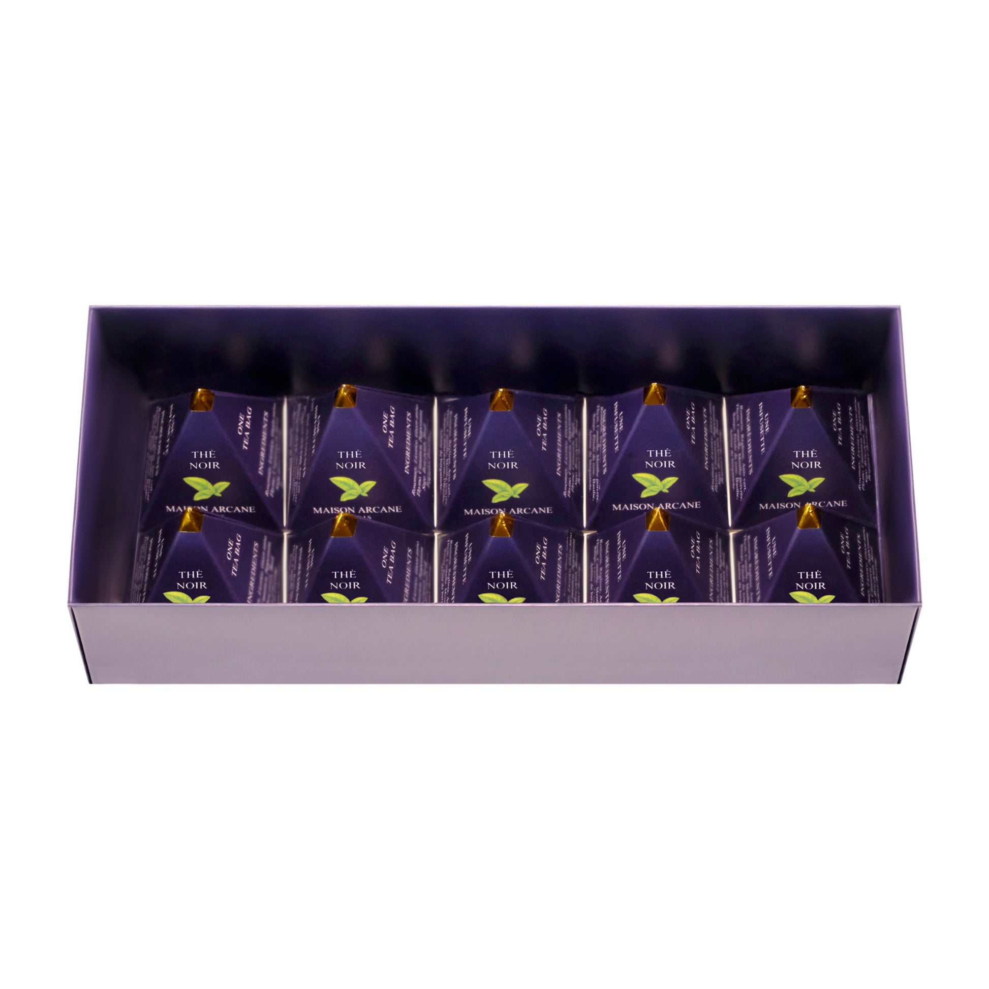 Vue intérieure d’un coffret de thé noir ouvert Maison Arcane avec infusions parfumées dans leur packaging pyramidal à la pointe dorée.