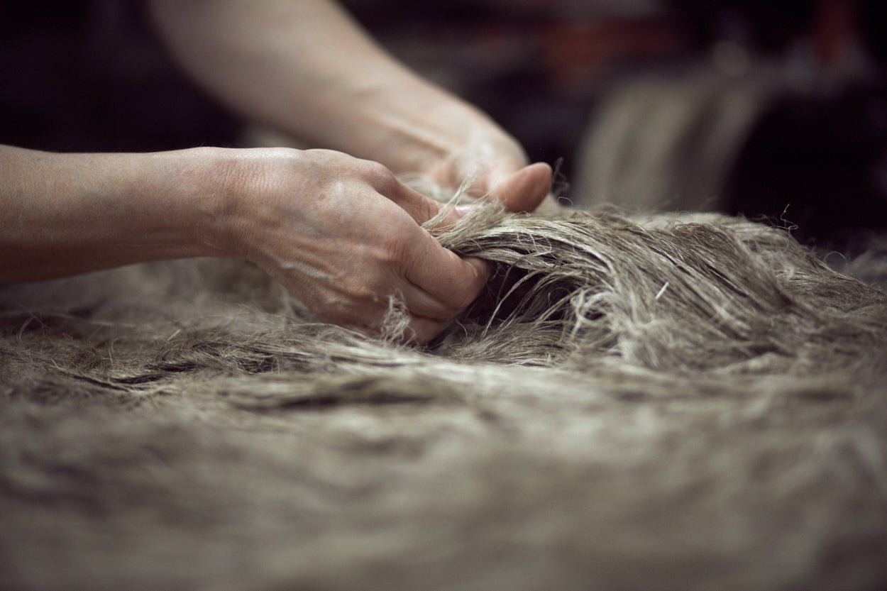 Gros plan sur les fibres de lin utilisées pour le tissage d’une couverture de livre.
