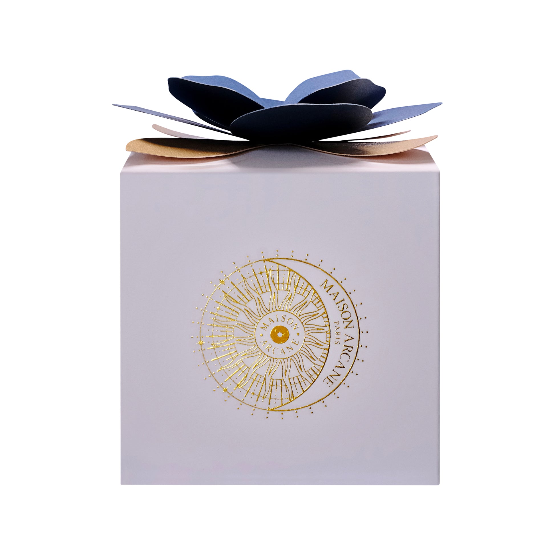 Packaging du Bougeoir Saphir Nocturne vue de face, logo doré de Maison Arcane, packaging blanc épuré luxe.