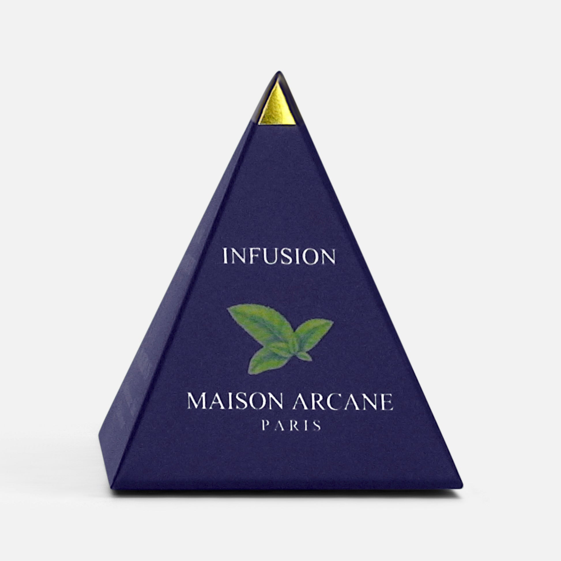 Packaging pyramidal bleu marine et pointe dorée, inscription type d'infusion et logo Maison Arcane.