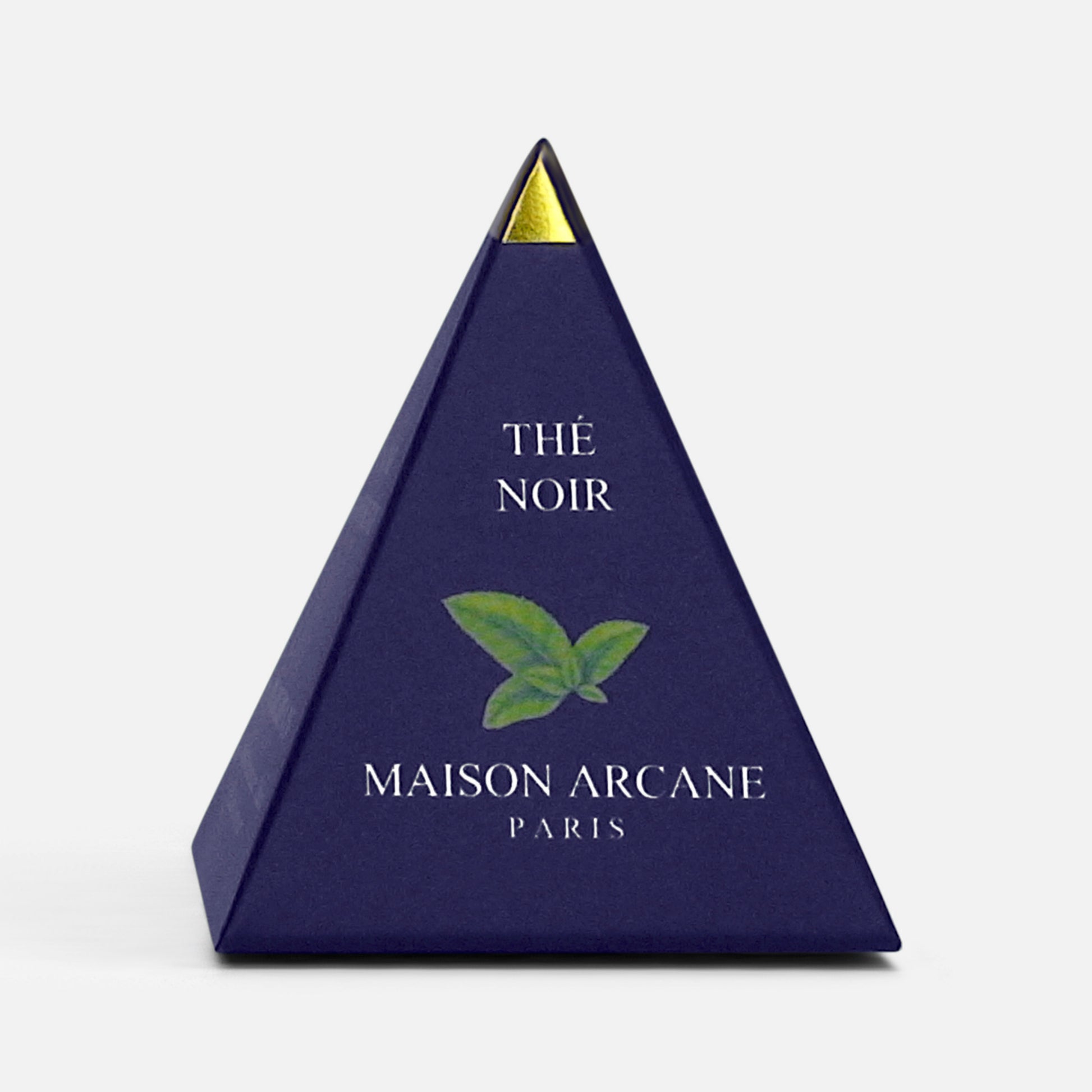 Pyramide bleu marine et pointe dorée des thés noirs Maison Arcane, inscription du logo Maison Arcane.