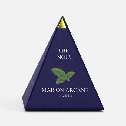 Pyramide bleu marine et pointe dorée des thés noirs Maison Arcane, inscription du logo Maison Arcane.