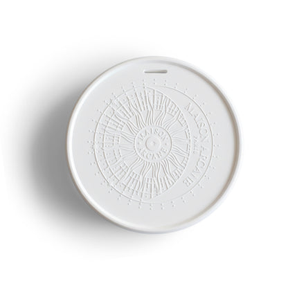 Pierre diffusante Signature Maison Arcane en gypse blanc pour diffusion d’essences parfumées dans l’intérieur.