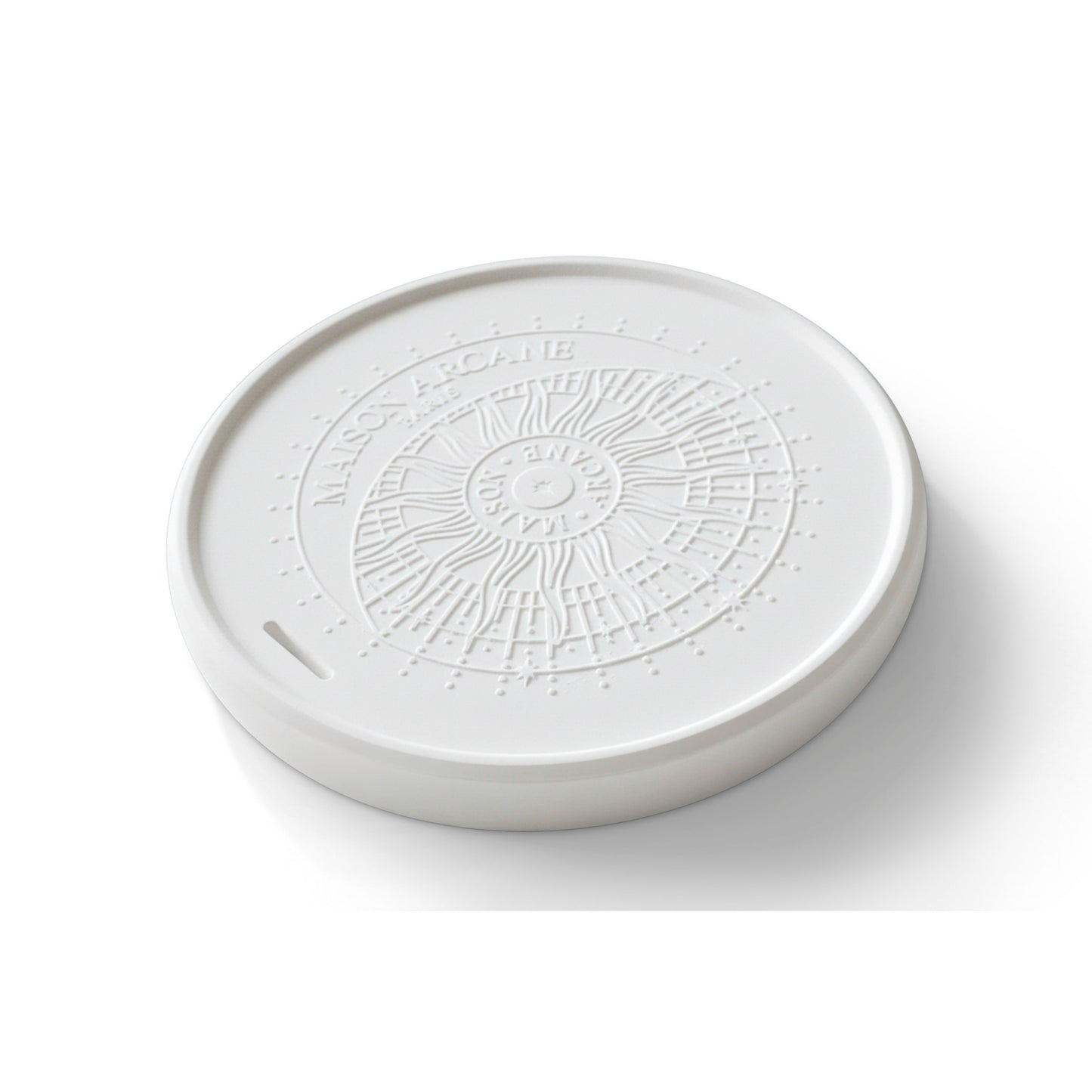 Détail de la surface poreuse de la pierre diffusante avec son logo en relief Maison Arcane, conçue pour retenir et libérer lentement les concentrés de parfum.