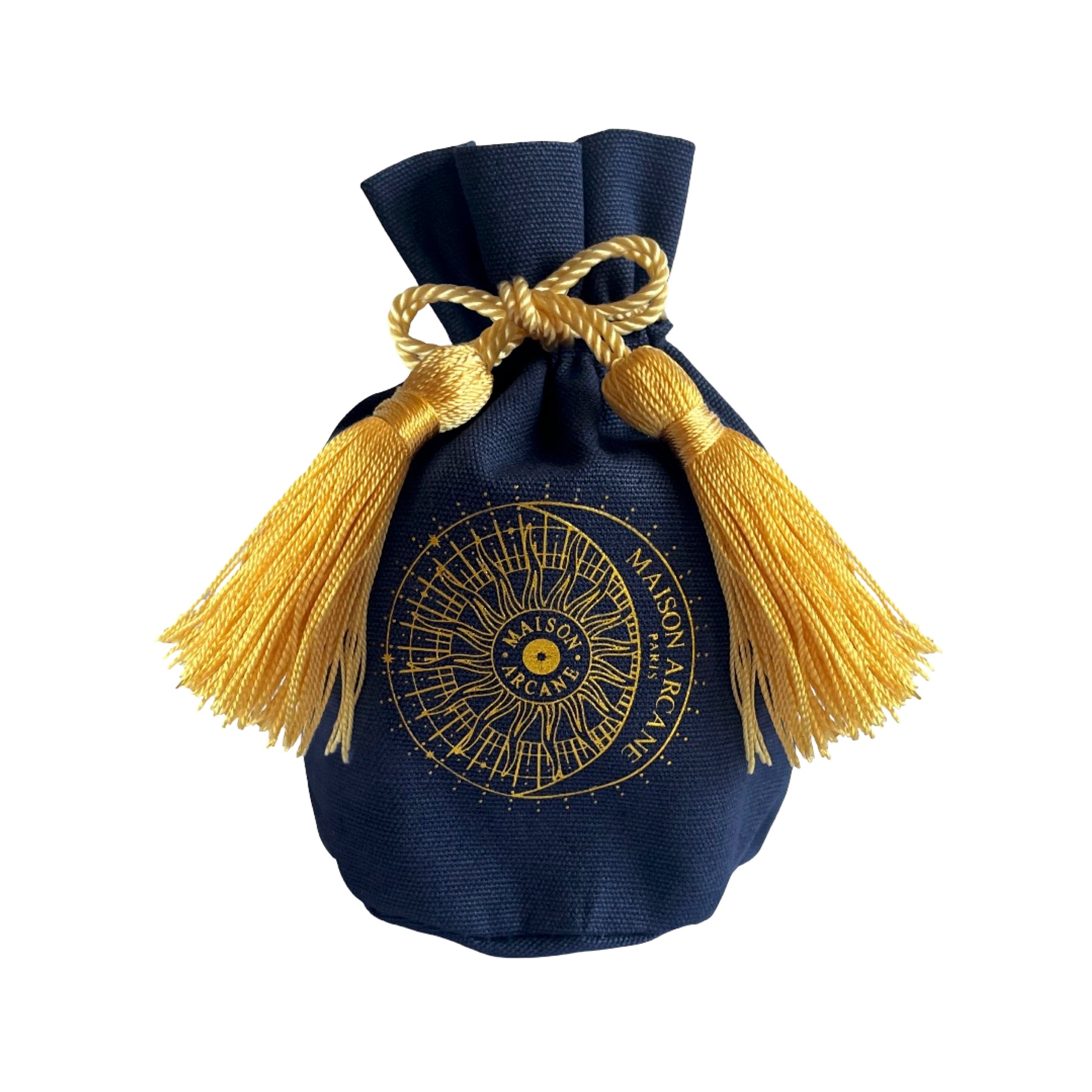 Pochon en coton bleu marine avec pompons dorés et logo Maison Arcane, packaging pour bougies miniatures.