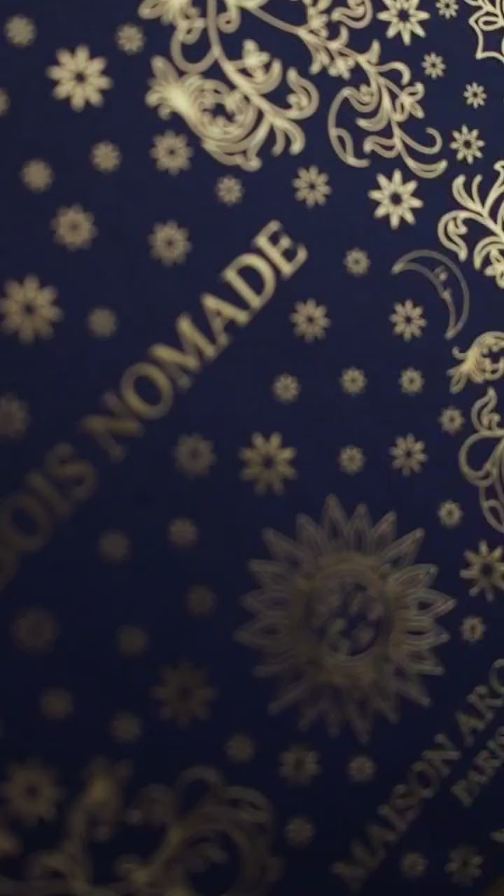 Charger la vidéo : dorure packaging Bois Nomade bougie parfumée Maison Arcane