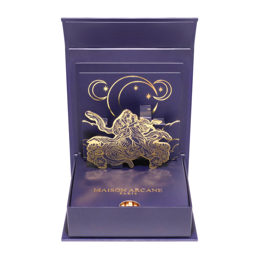 Coffret d’allumettes dorées L’Étreinte du Destin ouvert, mise en valeur du design 3D en relief.